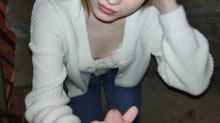 Школьная подруга проиграв спор отсосала мне в подъезде