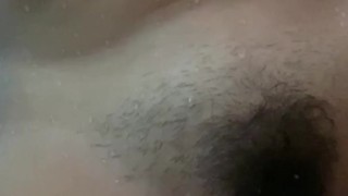 Con ganas de coger me tocó mientras me baño 
