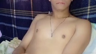 Hetero curioso de 18 años masturbándose con corrida, solo en casa.