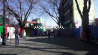 La morena argentina Turra está en la calle Caminito