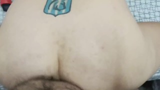 Mi novio me encuentra masturbándome cunado llega de trabajar y me acaba en la cola