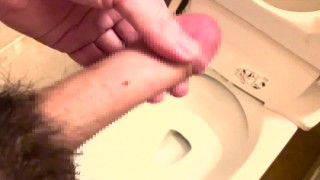 巨根な日本人男子のおしっこ映像