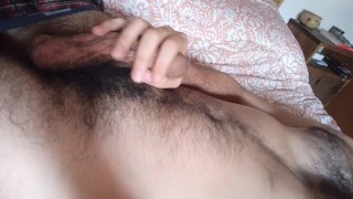 Me masturbo en la cama y me acabo todo