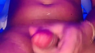 Caliente moreno ganoso se saca la leche