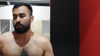 Caliente en los vestidores del gym