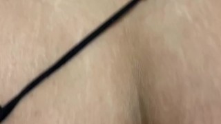 Sensual latina culona disfrutando con el amigo de su marido mientras su marido trabaja