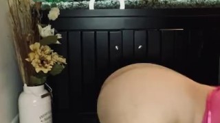 Girl shakes her fat ass 