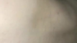 Дрочит и кончает на очко.