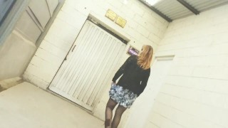 exhibiendo la concha en el club deportivo bajo la falda nos atrapan