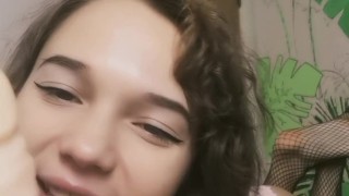 ОГРОМНОЕ дилдо РАСТЯГИВАЕТ мокрую пизду