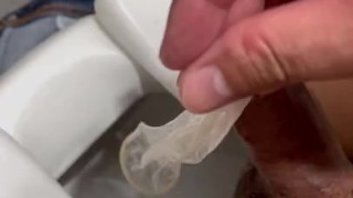 Paja en baño público, corrida pulsante en el condón
