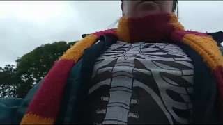 Mira como me rebotan las tetas en la calle
