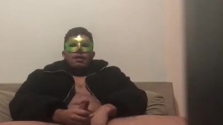 Garotão mascarado numa punheta
