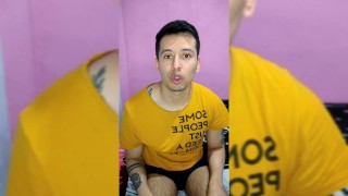 Joven Chacal dotado se hace paja después de leer un relato sexual