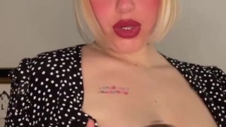 Mamá rubia cachonda le da a la morcilla ibérica