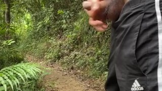 森の中で発射を試みる