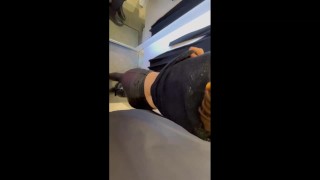 Подрочила мне в примерочной а я вылезал ии киску