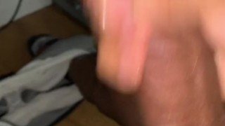 Me corro mientras veo su culo