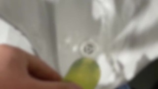 おしっこ動画 公衆トイレでおしっこ！コンドームを使って出しちゃった