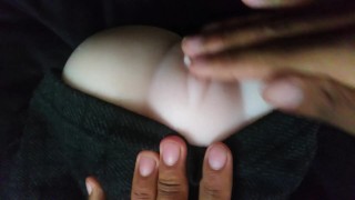 Papi a su chica para tocar su apretado coño, ¡shhh! Cállate muñeca sexual