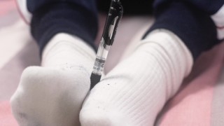 【小連同學】白襪男生5 用筆戳戳白襪脚~