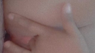 Pequeña virgen se mete los dedos en su coño apretado