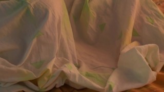 Mi se despierta muy cachonda y no agunata tocarse.