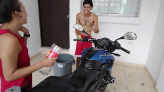 MI ESPOSA ME QUIERE AYUDAR A LAVAR LA MOTO PERO SOLO QUIERE QUE ME LA FOLLE 1 PARTE