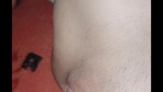 Seul, je joue avec mes doigts et ma chatte