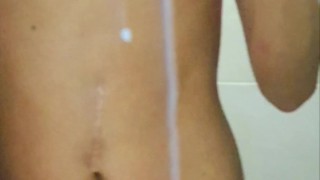 Masturbandome en el baño, leche sobre el espejo