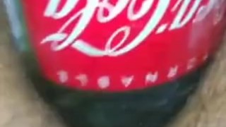 Me meto una botella por el culo