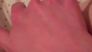 Пися течёт от желания, пришлось потрогать. Хотя родители дома