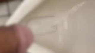 【日本人おしっこ動画】公衆トイレでおしっこ！ジョロジョロ出ちゃう！