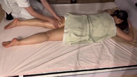 Oil massage for a new wife with a nice body Shooting the massage scenery from changing clothes
