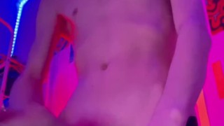 Красивый парень дрочит большой член