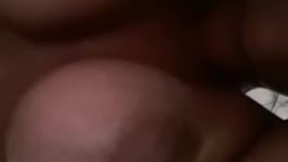 Milf puta, cuando pasan de sorpresa de adelante a atrás...y 3 kg de tetas