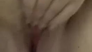 Me masturbo en un baño público