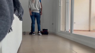 I call the young electrician to eat her and fuck him by surprise without him knowing