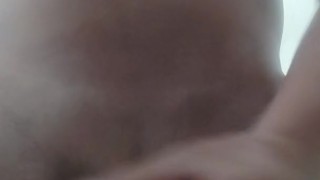 Masturbando en el baño antes de ducharme