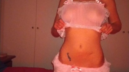 かわいい衣装を着た見事なエロい女の子がピンク色のマンコをオナニー