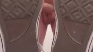 Je me branle avec mes converse