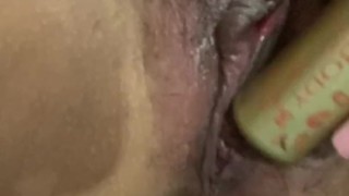 Me masturbo con un labial e imagino que es tu pene