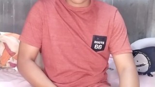 Chico latino sé masturba en su habitación