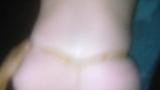 Cogiendo parados a mi novia con su hilo amarillo de lado por la noche