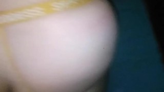 Cogiendo parados con mi novia x la noche le corro la tanga de lado