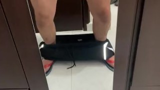 Joven caliente con una gran ereccion de pene