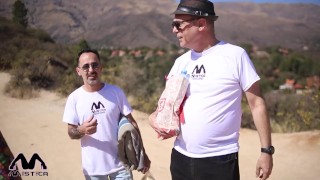 Sexo en público en la montaña un amigo graba como chupo pija