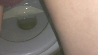 Писаю бритой киской в общественном туалете