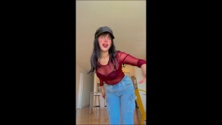 Min le enseña a su amiga Kylei Ellish cómo tener éxito en las redes sociales y terminan teniendo sex