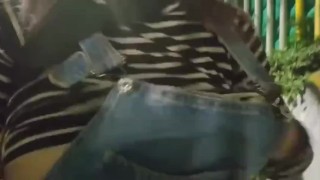 Latina muestra sus grandes tetas en la calle